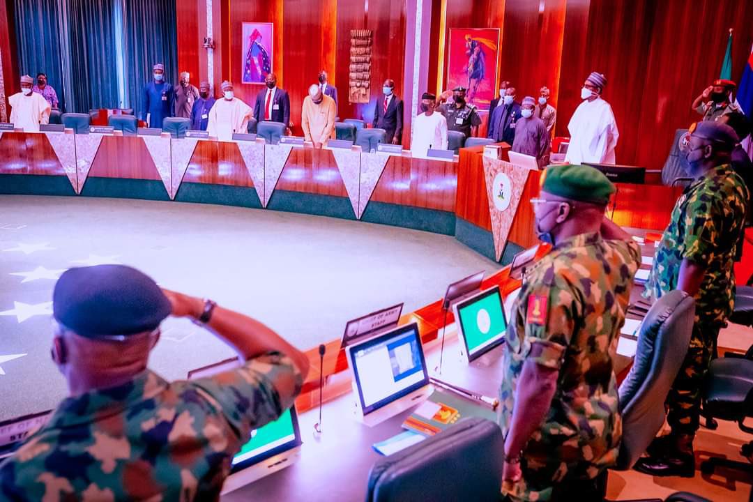 Buhari meets Service Chiefs, others over rising insecurity