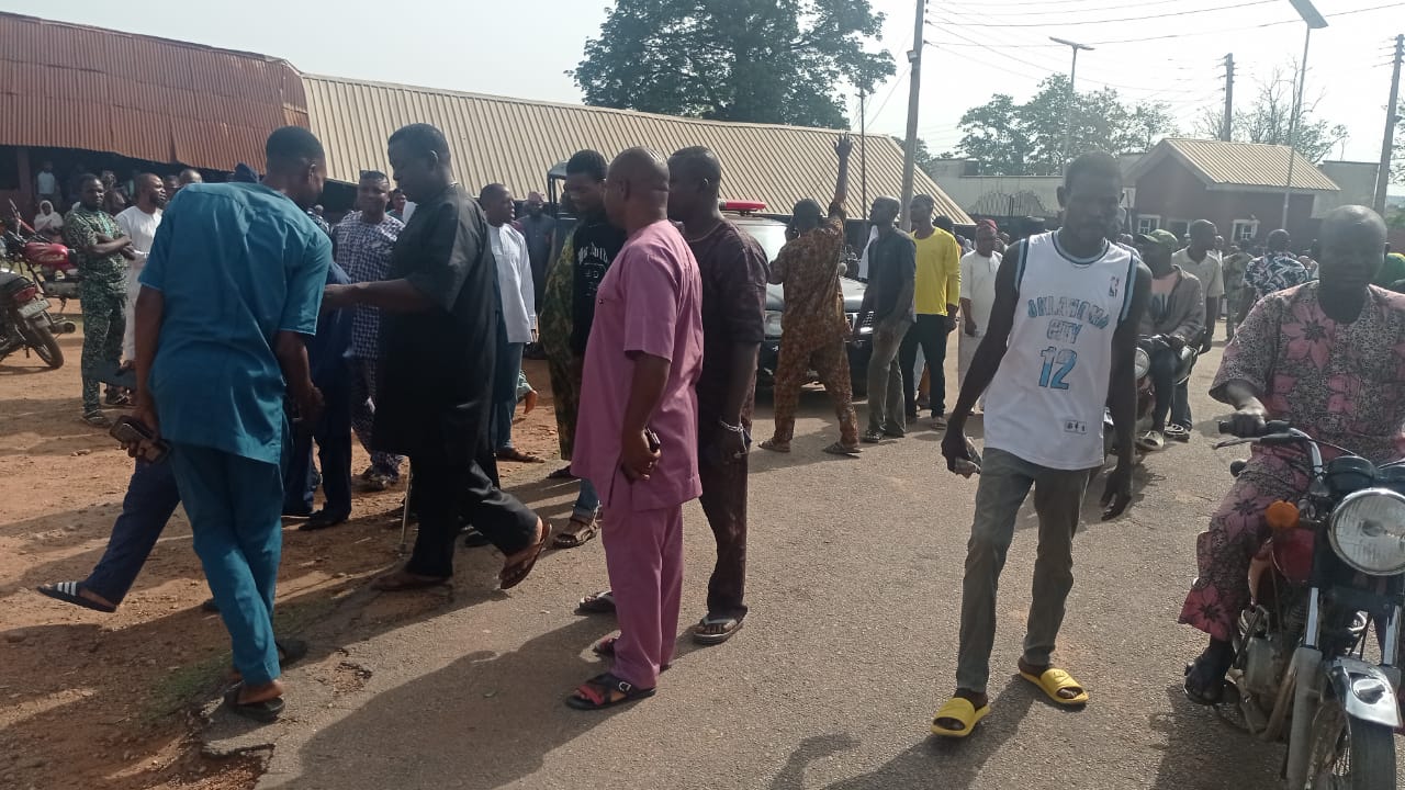 Sympathisers throng Alaafin of Oyo’s palace