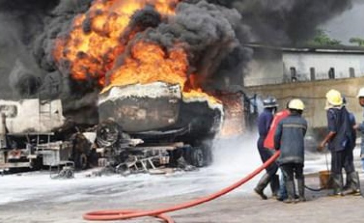 Fire fighters avert disaster as gas truck catches fire in Lagos