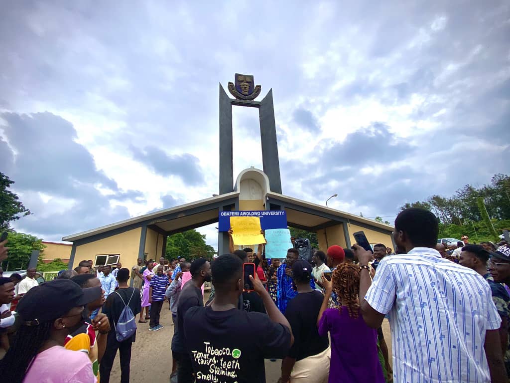OAU students shut campus gate, want 50% reduction in tuition